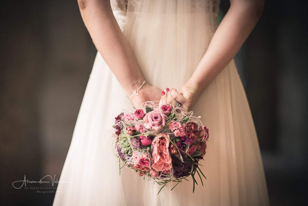Blumenstrauss während dem Fotoshooting Hochzeitsfotograf