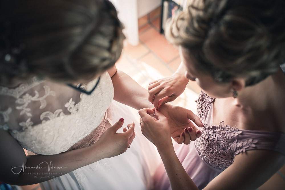 Anlegen des Armreifens - Hochzeitsfotograf ist dabei