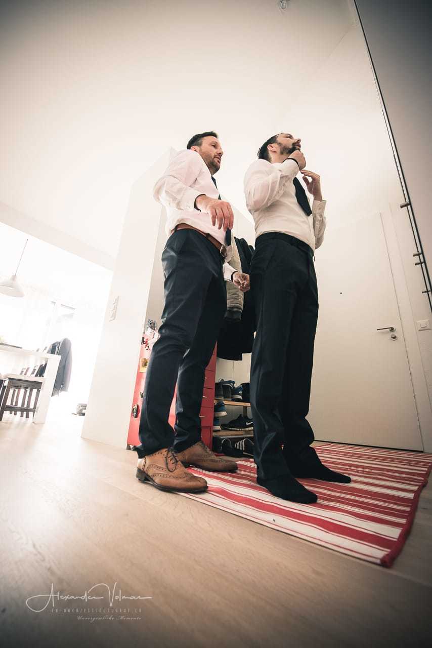 Getting Ready Bräutigam mit Bruder