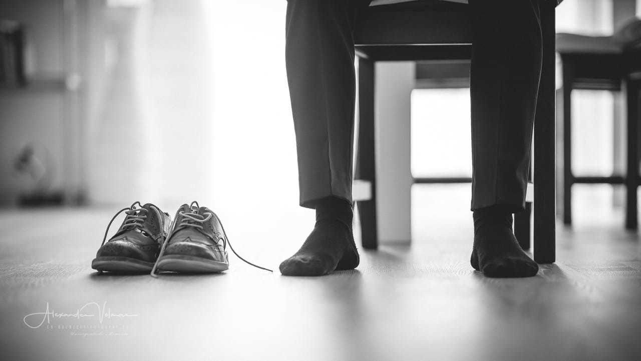 Schuhe anziehen Hochzeitsfotograf