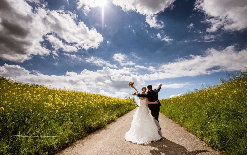 Hochzeitsfotograf Aargau beim Shooting auf einem Rapsfeld in Gebenstorf