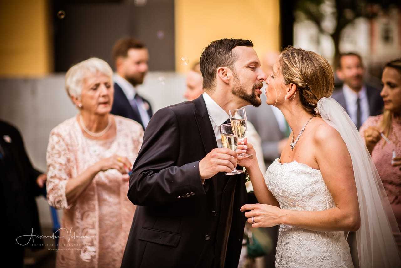 Hochzeitsfotograf fotografiert Empfang Brautpaar in Baden