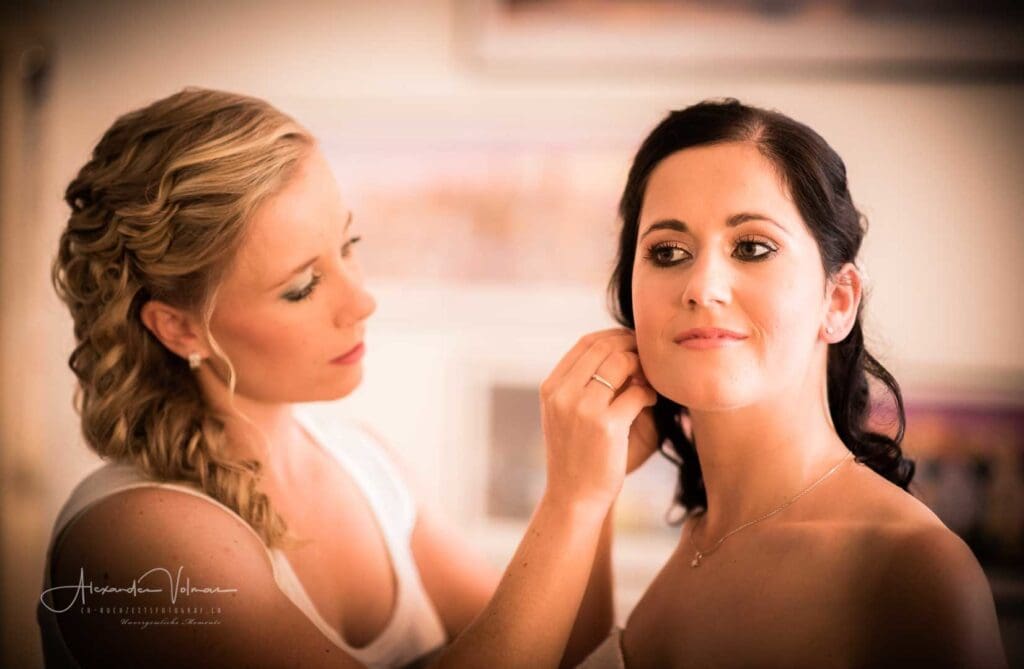 Getting-Ready Braut - Hochzeitsfotograf fotografiert Ankleidung