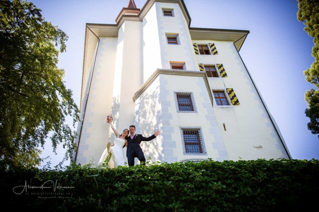 Brautpaar Hochzeitsfotograf Brüstung Schloss Heidegg